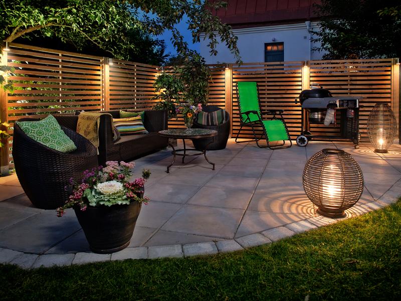 Klassikplattan 500x500 kvadratisk uteplats lounge i trädgården